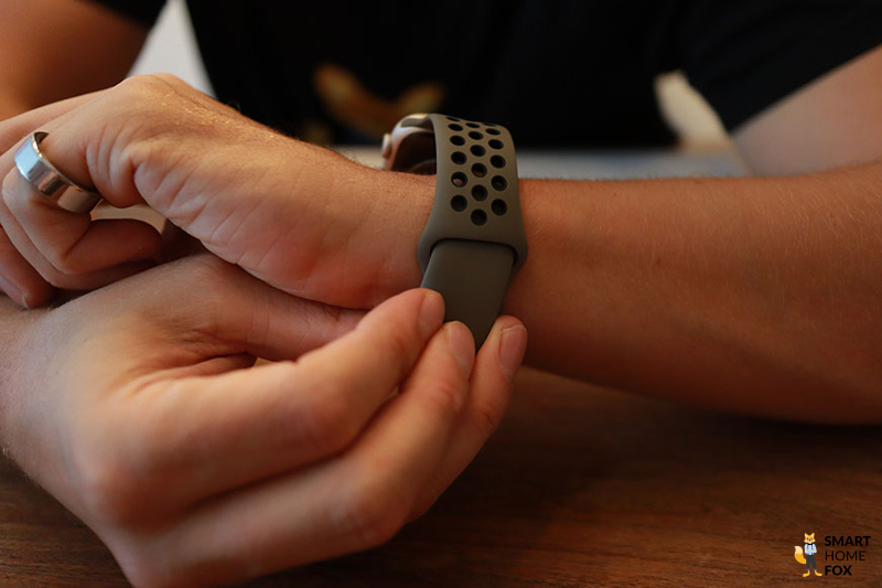 Man sieht das Armband der Apple Watch 8.